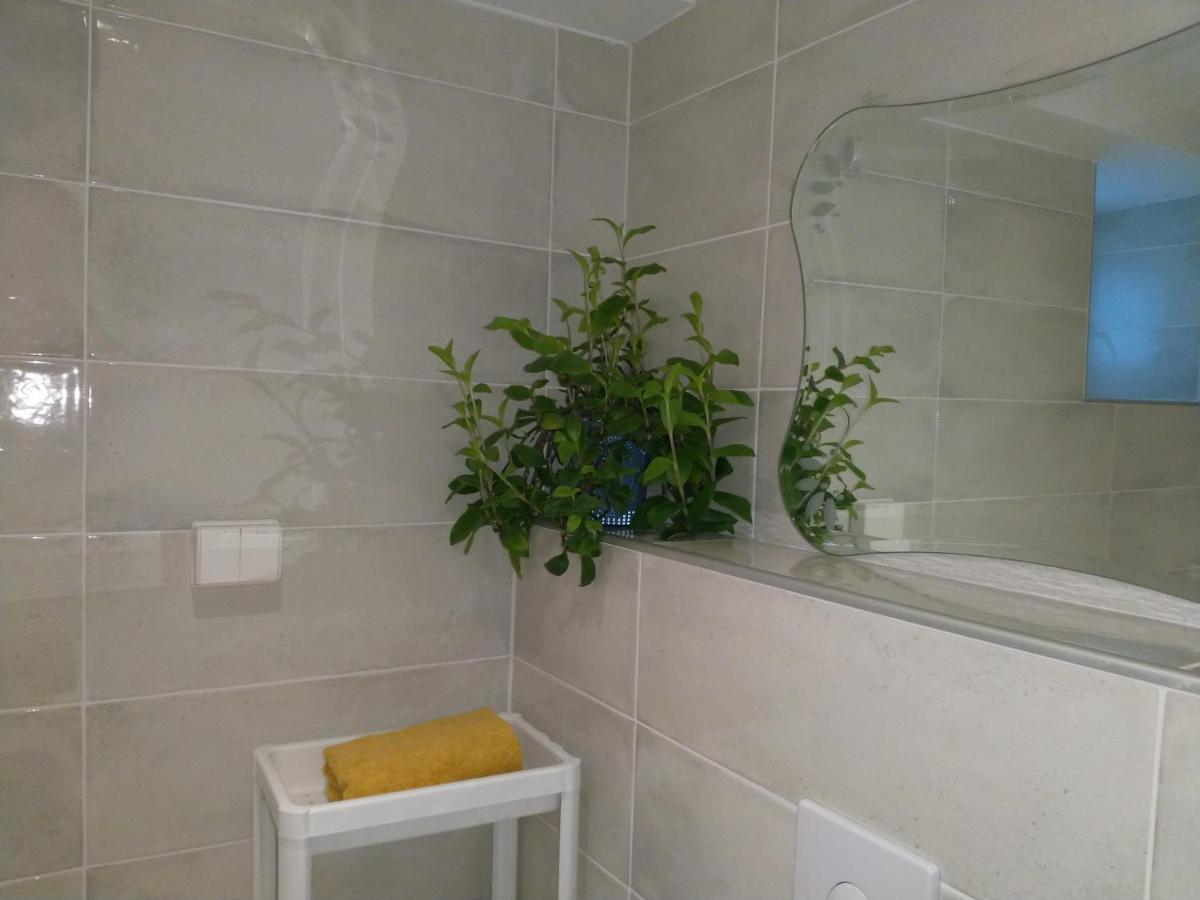 Renovated Semi- Basement 2 Bedrooms Furnished Apartment - Close To Everything In Moss Exterior foto